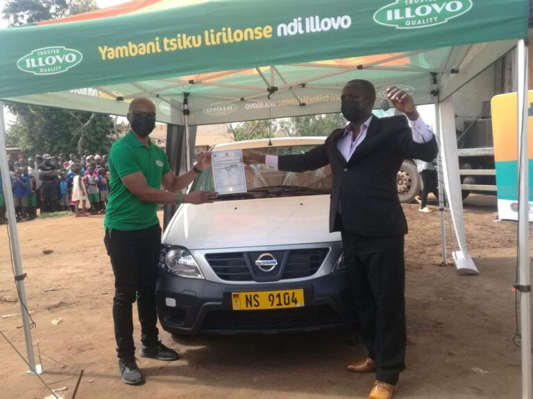 IPONYERENINSO KWAKUYA: Illovo Malawi Present Nissan Vehicle to Lilongwe Winner