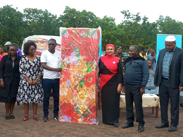 Abida Mia, others bail out Ngabu Secondary School…donate mattresses