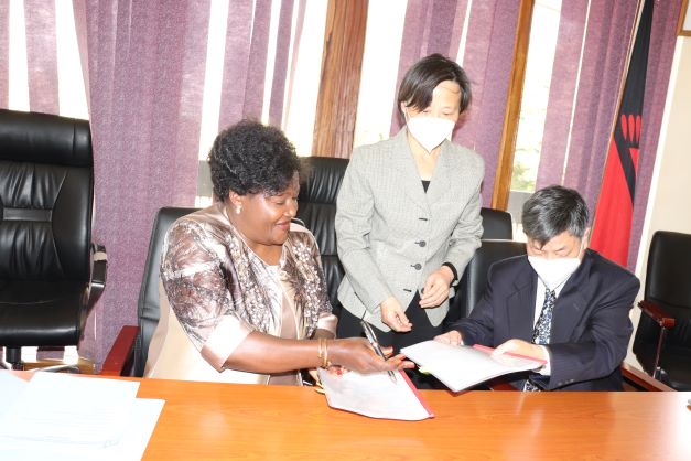 Malawi, China Sign Pact On  Construction Of Language Centre