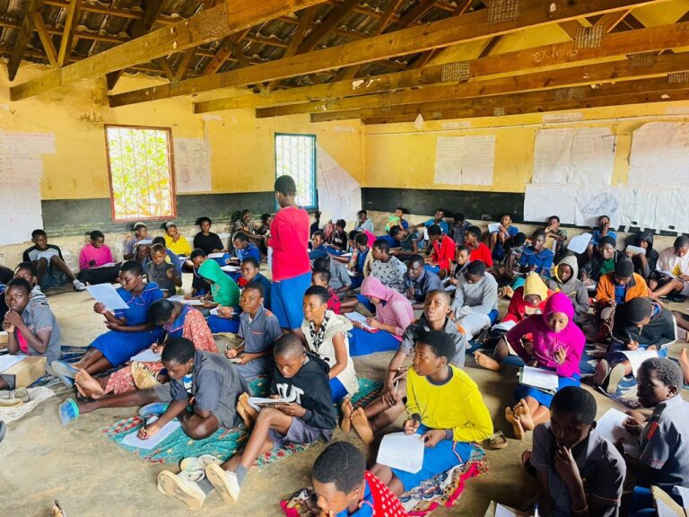 Mphungu primary school gets desks from Rotary Club