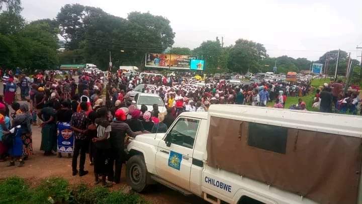BAD OMEN: Angry Mourners Block President Chakwera’s Convoy at HHI