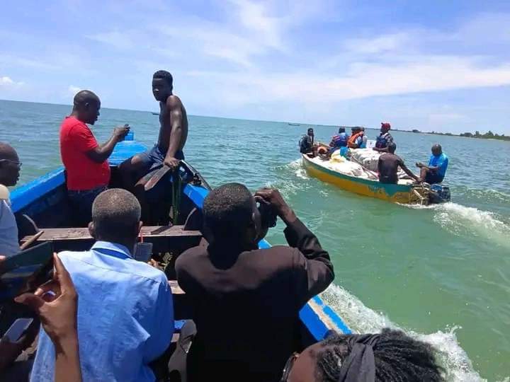 Chimunthu Banda takes German Aid to Nkhotakota Islands